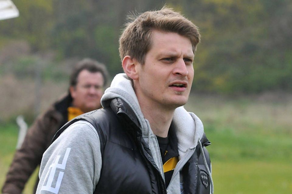 Beifall für vier Punkte in zwei Spielen - doch noch ist der Klassenerhalt für Trainer Matthias Maier und den TSV Leitershofen nicht in trockenen Tüchern. Foto: Lode Beifall für vier Punkte in zwei Spielen - doch noch ist der Klassenerhalt für Trainer Matthias Maier und den TSV Leitershofen nicht in trockenen Tüchern. Foto: Lode