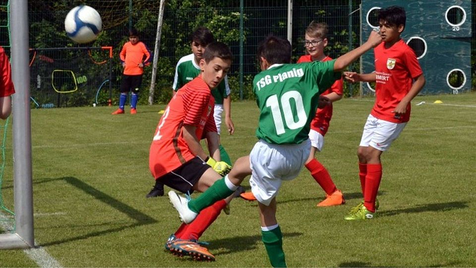 Knapp vorbei: Der Planiger D-Junior (grünes Trikot) verzieht hier im Spiel gegen den TSV Degenia.	Foto: Heidi Sturm