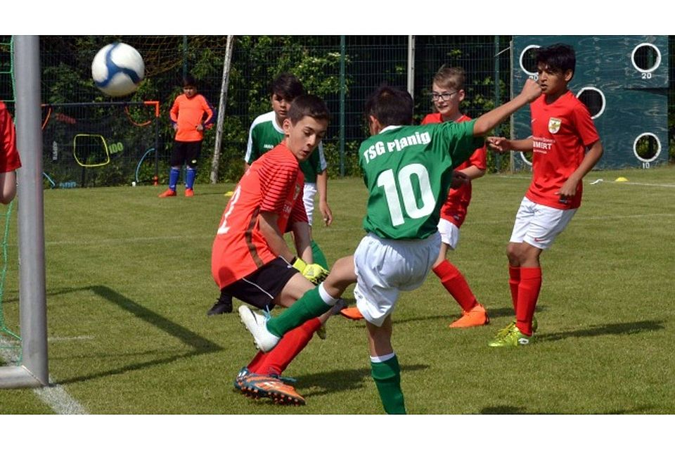 Knapp vorbei: Der Planiger D-Junior (grünes Trikot) verzieht hier im Spiel gegen den TSV Degenia.	Foto: Heidi Sturm