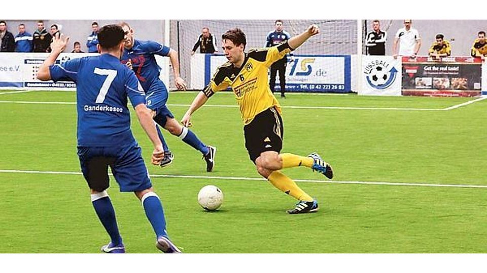 Sind auch in Ahlhorn mit von der Partie: der TV Munderloh (gelbe Trikots) und der TSV Ganderkesee (in blau), hier während der diesjährigen Fußball Hallenkreismeisterschaft in Ganderkesee am 5. Januar. Michael Hiller