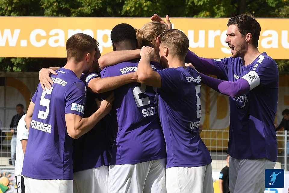 Jubel bei den Schwabenrittern: Durch den Sieg in Memmingen springen die Augsburger auf den 14. Tabellenplatz.