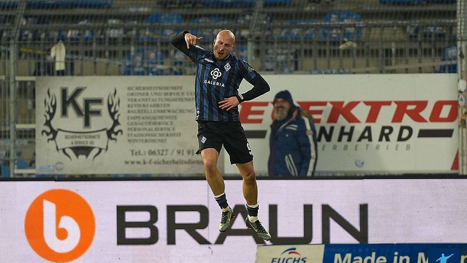 Felix Lohkemper schnürt den Dreierpack.