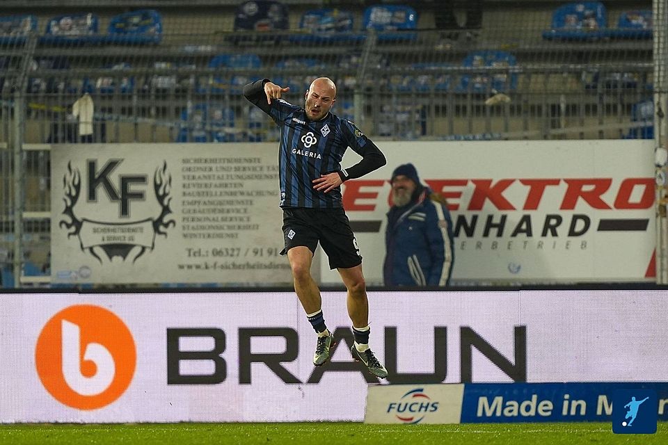 Felix Lohkemper schnürt den Dreierpack. Felix Lohkemper schnürt den Dreierpack.