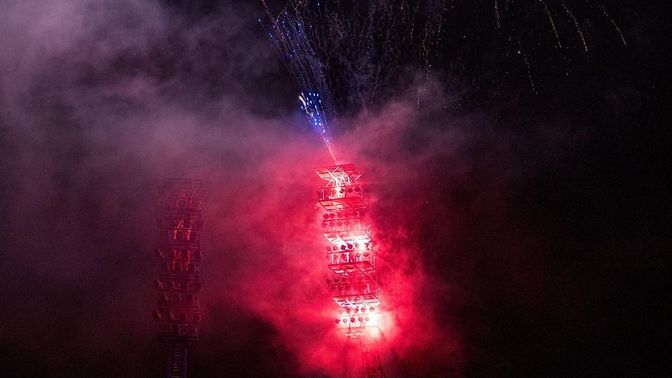Zum Abschied der Flutlichtmasten wurde in Rostock ein Feuerwerk gezündet.