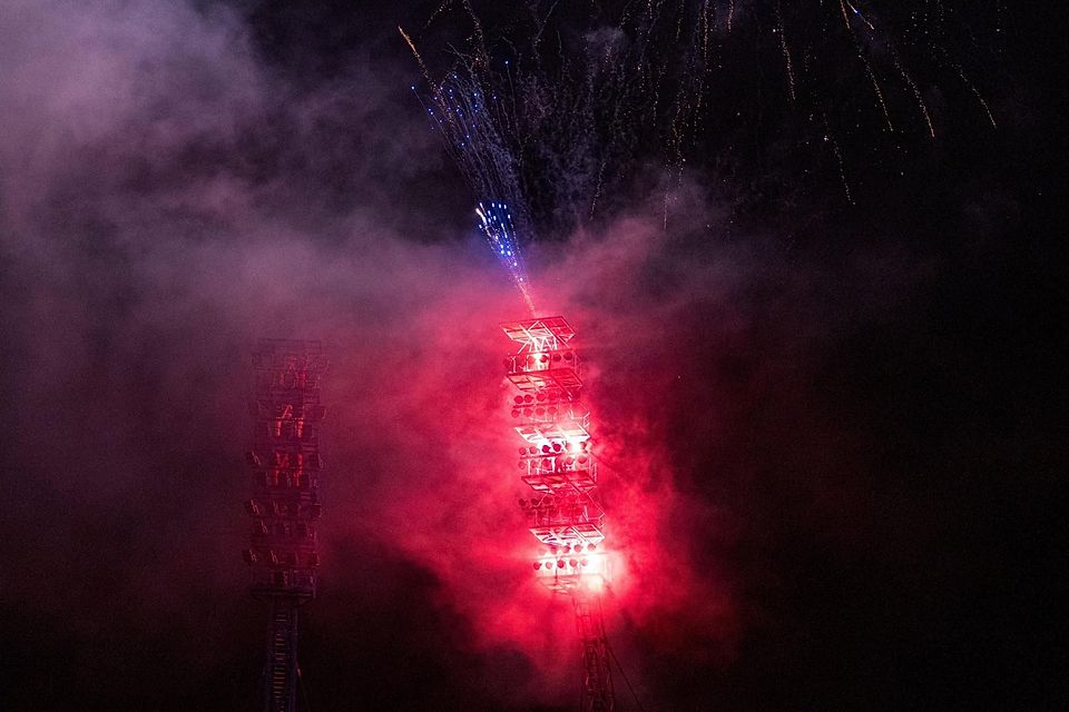 Zum Abschied der Flutlichtmasten wurde in Rostock ein Feuerwerk gezündet.