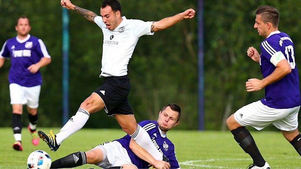 Josef Sigl (weißes Trikot) ist zukünftig für das Ruhmannsfeldener Team um Kapitän Martin Kreß (re.) verantwortlich F: Weiderer