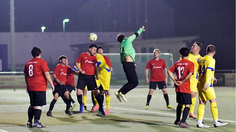 Bei seinem ersten Einsatz als Torwart zeigte Hamid Qambari eine prima Leistung. So verloren die D-Liga-Fußballer des SV Mittershausen (in rot) beim FC Sportfreunde Heppenheim II nicht zweistellig.