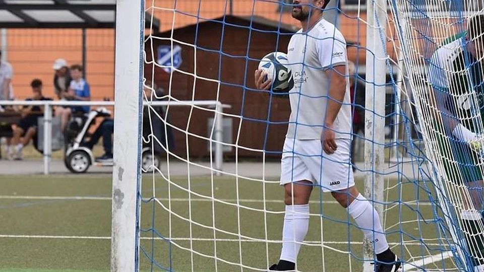 Kassiert der FC 07 Bensheim (Florian Budimir, Torwart Dominik Kurz) im Derby gegen die TSV Auerbach mehr Tore, als er selbst schießt, ist er aus der Gruppenliga abgestiegen.