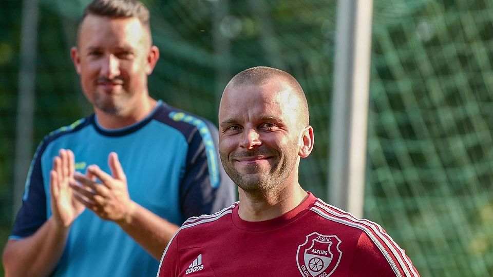 Trainer Stefan Holzmann und der TSV Aßling II gewinnen endlich auch in der A-Klasse.
