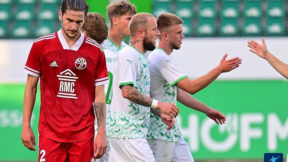 Andrea Nocerino und das Bild zum Spiel bzw. zur gesamten Relegationsrunde des FC Donaustauf