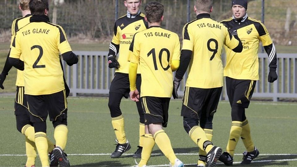 Doppeltorschütze Steffen Risius klatscht mit Vorlagengeber Benedikt Knäuper nach dem 1:0 ab. F: Jörn Martens / NOZ