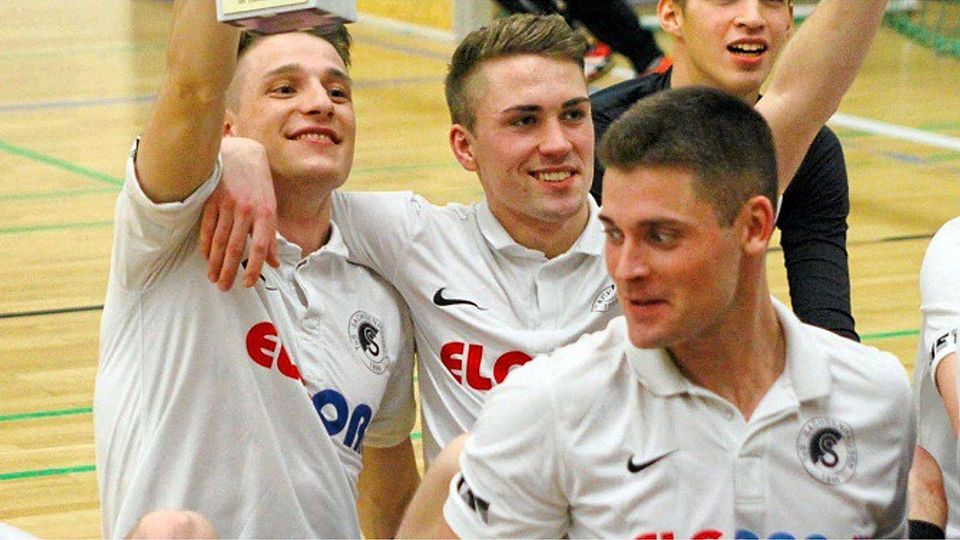 TuS-Spieler im Freudentaumel: Im Januar verteidigte Sachsenhausen den Titel beim Oberhavel-Hallenmasters. Archiv-Foto: Vanessa Fenski