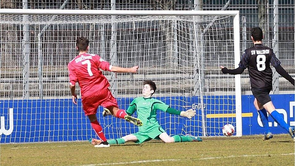 VfB-Torjäger Adrian Grbic markiert die 1:0-Führung nach nur neun Minuten. Foto: Lommel