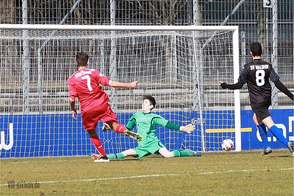VfB-Torjäger Adrian Grbic markiert die 1:0-Führung nach nur neun Minuten. Foto: Lommel