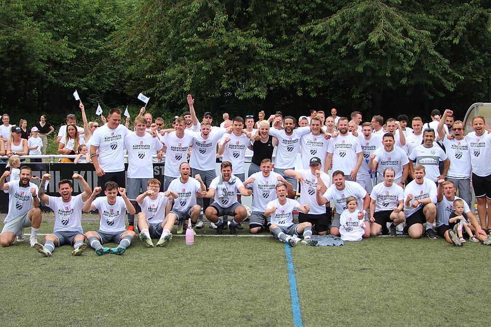 Der Büdericher SV bejubelt den Aufstieg.