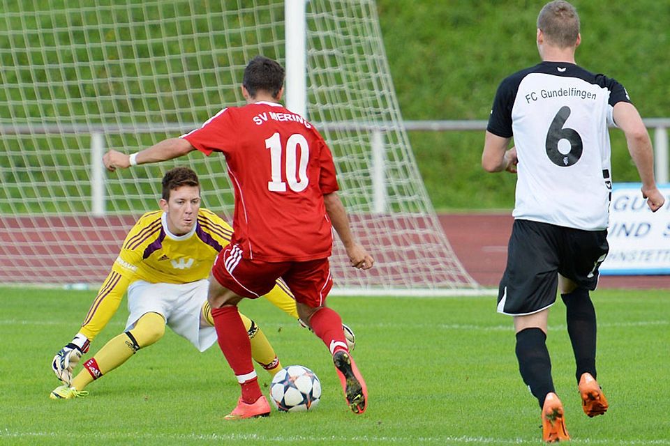 Chancen wie diese von Maximilian Obermeyer (rot) gegen FCG-Torhüter André Behrens hatte der SV Mering in Gundelfingen zuhauf. Der 2:1-Siegtreffer gelang aber am Ende den Gundelfingern.	F.: Rudi Fischer