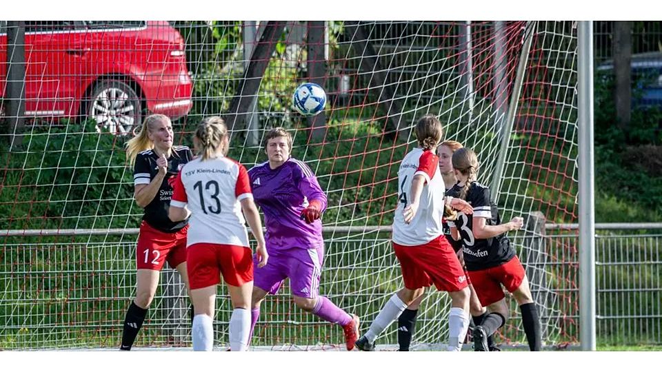 Undurchsichtige Situation im Strafraum: Letztlich hält Torhüterin Verena Stanzel das Tor des SC Münchholzhausen/Dutenhofen II aber sauber und holt mit ihren Mitstreiterinnen beim 0:0 beim TSV Klein-Linden II einen Punkt. © Jenniver Röczey