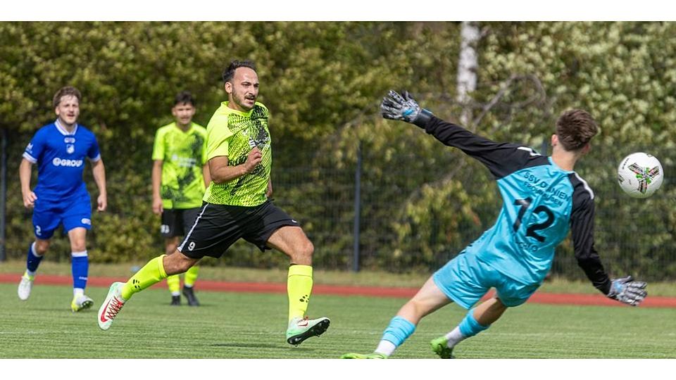 "Dosenöffner" für die ersten Punkte des SV Herborn: Torjäger Gökhan Kilic überwindet Frohnhausens Schlussmann Tymofii Kolchko zum 1:0. © Lars Hinter