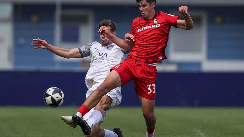 Enges Duell: Paul Seikel (links) vom FC Bayern Alzenau im Zweikampf mit Freiburgs Karl Steinmann.