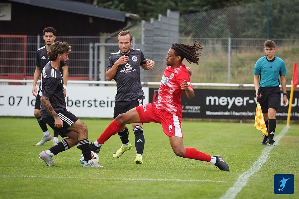 Bobby Edet (rotes Trikot) wagt den Schritt von Wormatia nach Gau-Odernheim. Bobby Edet (rotes Trikot) wagt den Schritt von Wormatia nach Gau-Odernheim.