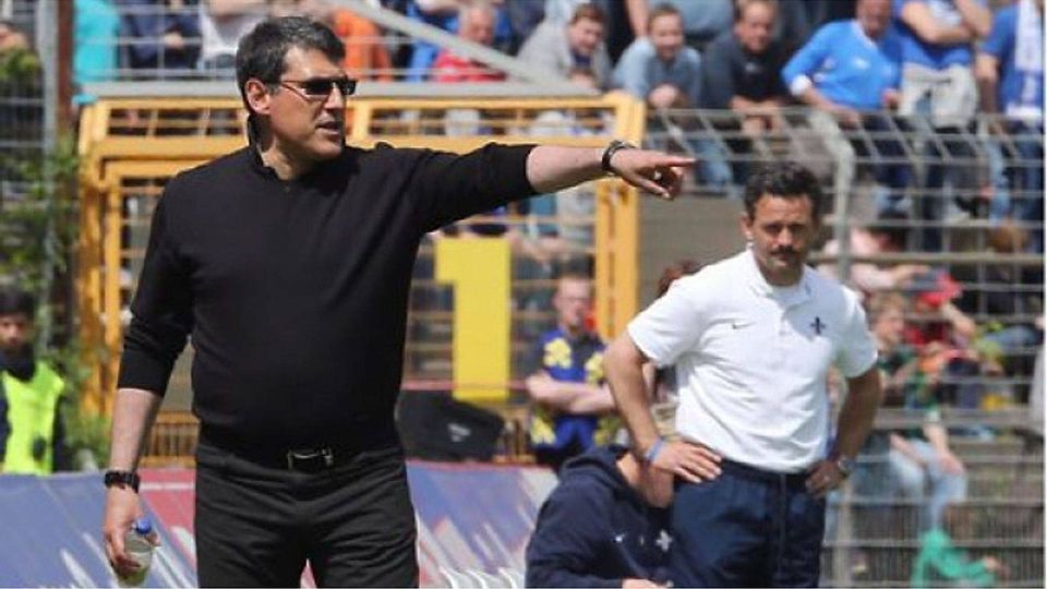 Trainer Massimo Morales (li.) führte die Stuttgarter Kickers 2013 zum Drittliga-Klassenverbleib – in einem an Spannung nicht zu überbietenden Abstiegsfinale beim SV Darmstadt 98, mit Ex-Kickers-Coach Dirk Schuster. Foto: Pressefoto Baumann