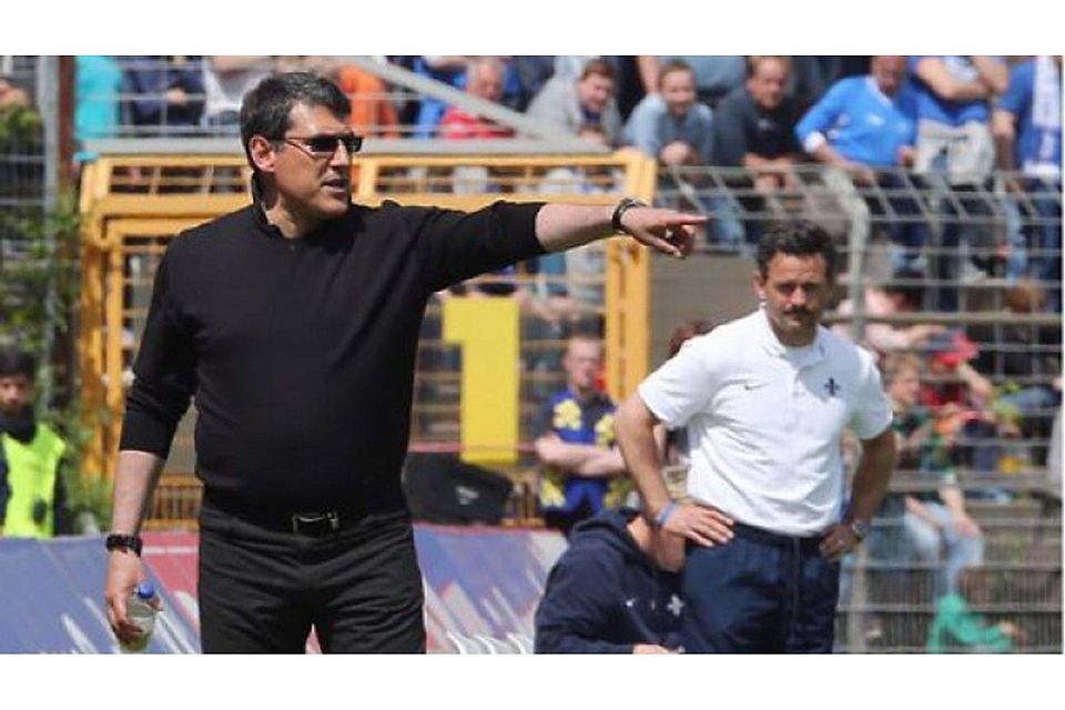 Trainer Massimo Morales (li.) führte die Stuttgarter Kickers 2013 zum Drittliga-Klassenverbleib – in einem an Spannung nicht zu überbietenden Abstiegsfinale beim SV Darmstadt 98, mit Ex-Kickers-Coach Dirk Schuster. Foto: Pressefoto Baumann