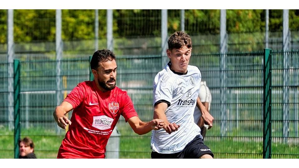 Verlässt den Fußball-Hessenliga-Absteiger SC Waldgirmes in Richtung Gruppenligist SG Waldsolms: Stürmer Finn Saalmann (r.) in Aktion. (Archivbild) © PeB