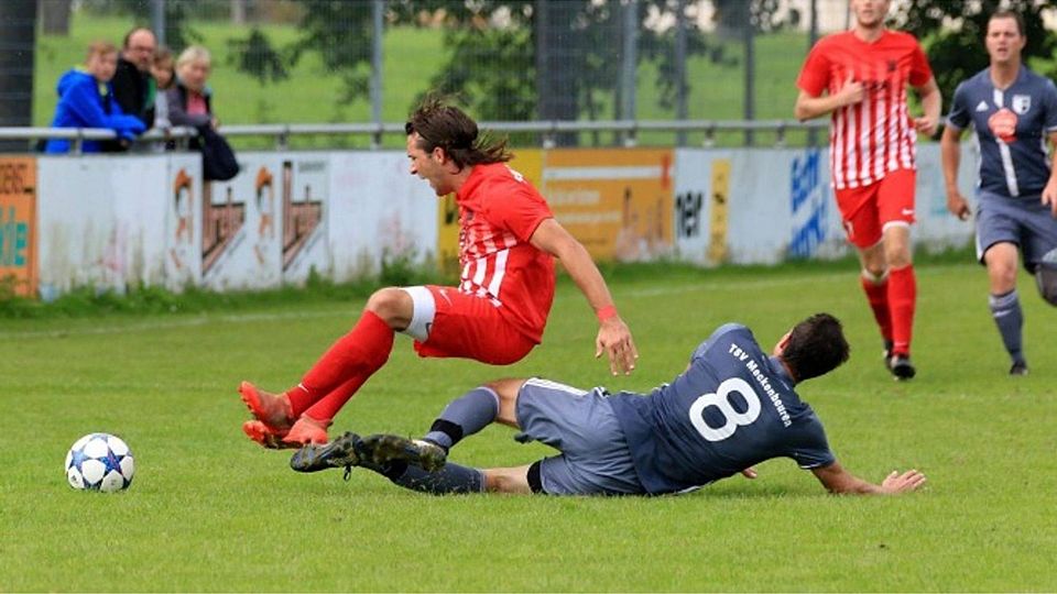 Manchmal tat es weh, aber der SV Baindt (links Fabian Gessler) durfte sich in der Bezirksliga über einen Heimsieg gegen Spitzenreiter TSV Meckenbeuren (Steffen Bader) freuen. Foto: Elke Obser