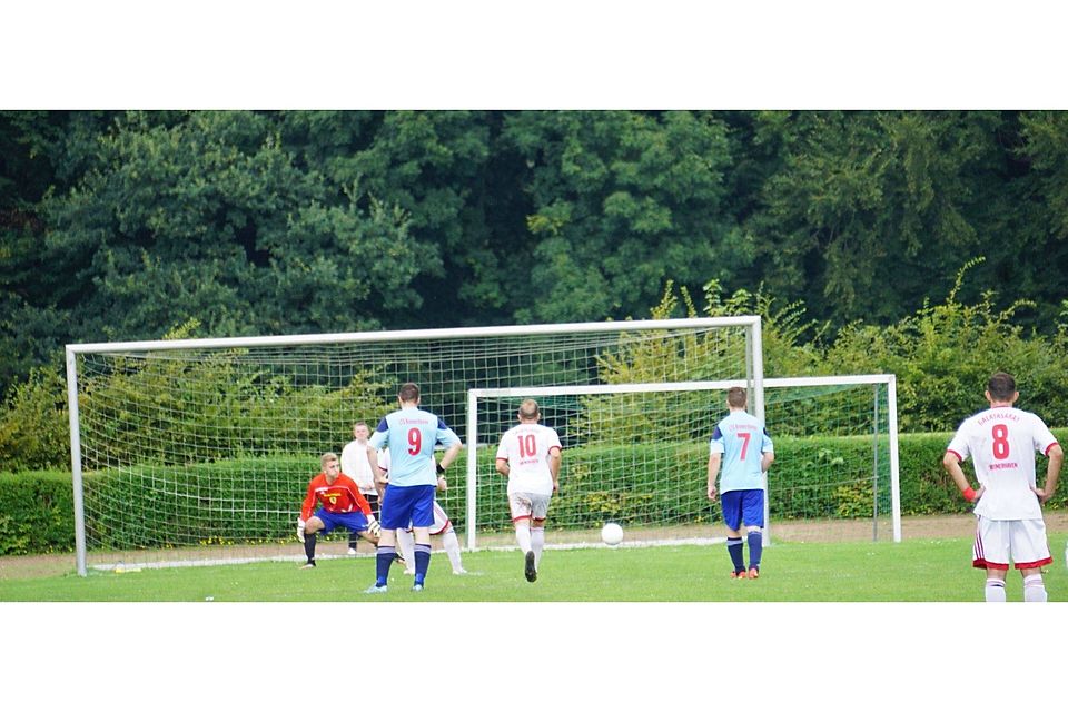 Iskender Ilhan erzielt per Elfmeter das 1:1. Foto: Volker Schmidt