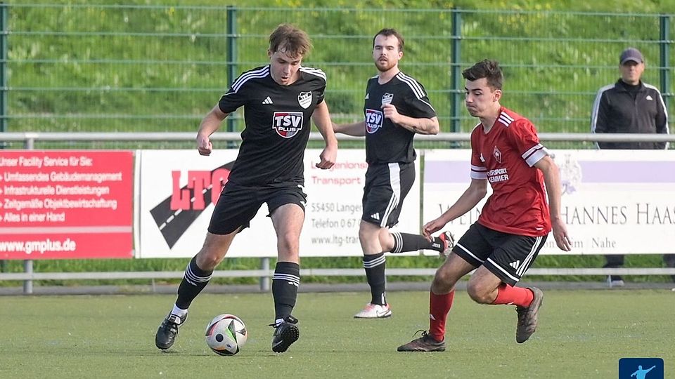 Der TSV Langenlonsheim (in den schwarzen Trikots) gewann sein Auswärtsspiel beim VfL Sponheim und rückte somit auf Rang vier vor.