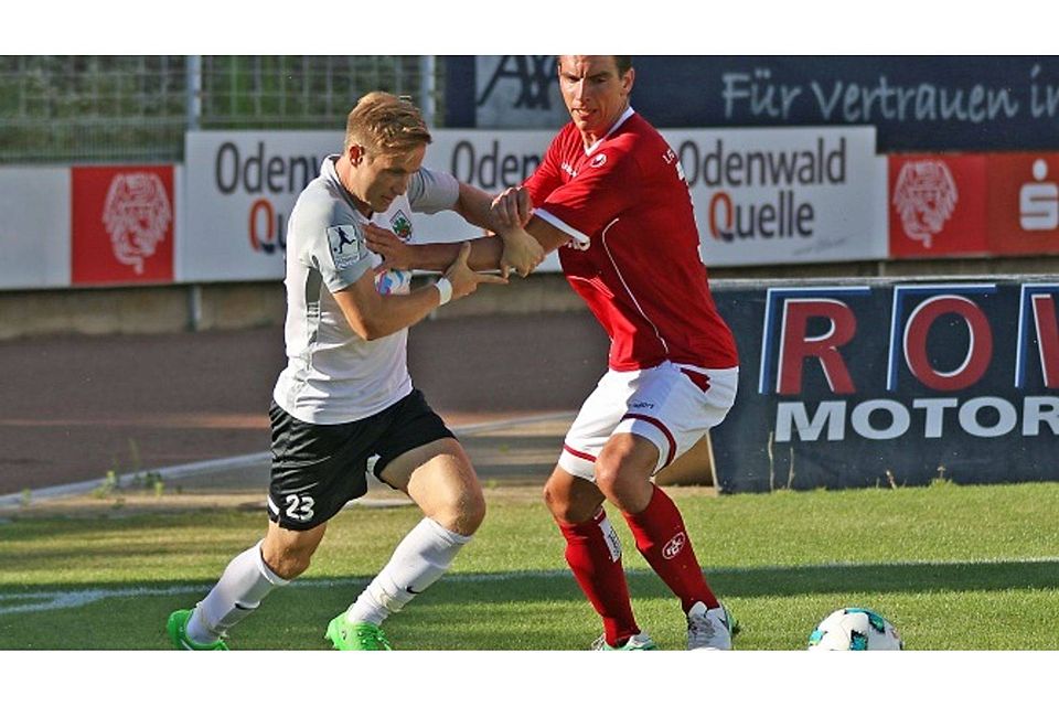 Auch er ist gegen seinen Ex-Klub immer hoch motiviert: Wormate Alan Stulin (links) gegen den FCK-Kapitän Christoph Moritz.	Foto: pa/Dirigo