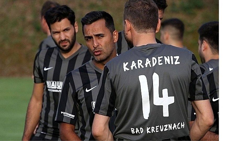 Das letzte Wort ist gesprochen: Ali Az Taifeh (Mitte) hört als Karadeniz-Coach auf, als Spieler bleibt er für den Klub am Ball.	Foto: Mario Luge