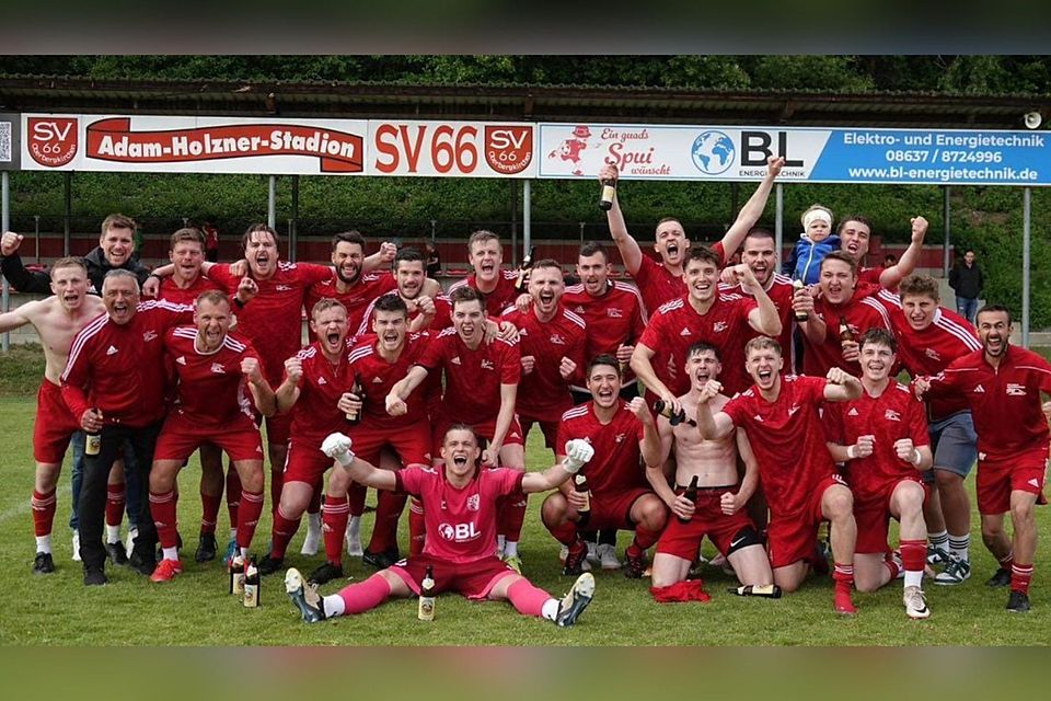 Nach dem obligatorischen Buidl erhielten auch die Ersatzspieler des SVO ihre Meisterschorlen.