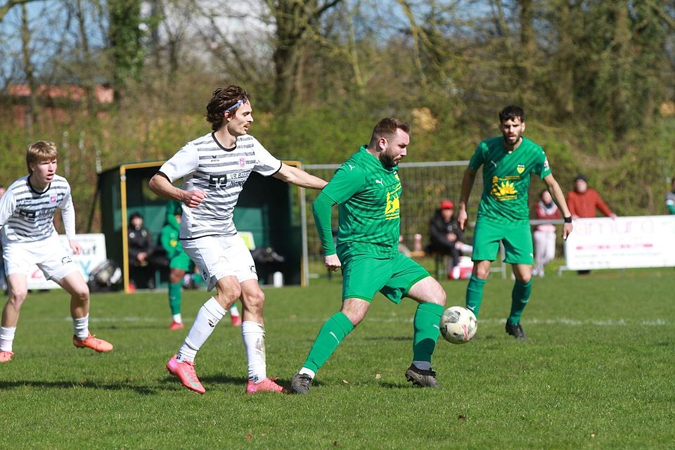 Trafen auch im Rückspiel aufeinander Janneck Rassmanns (SVE Comet Kiel) gegen Tjark von Lanken (li., TSV Friedrichsberg).