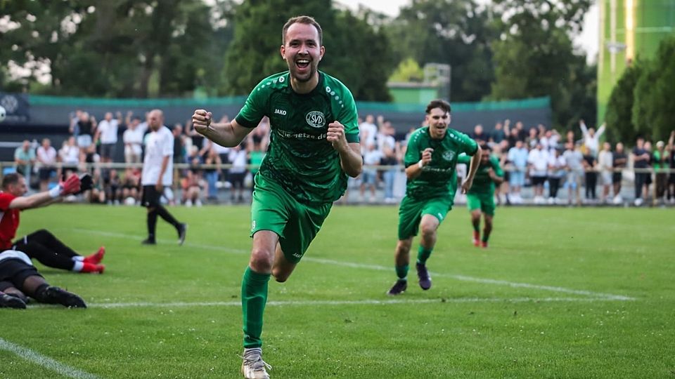 Fabian Busch bejubelt den Siegtreffer für den SV Duissern.