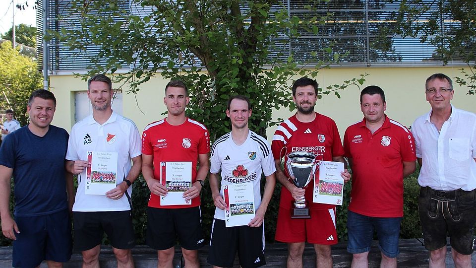 Verantwortliche und Vereinsvertreter bei der Siegerehrung.