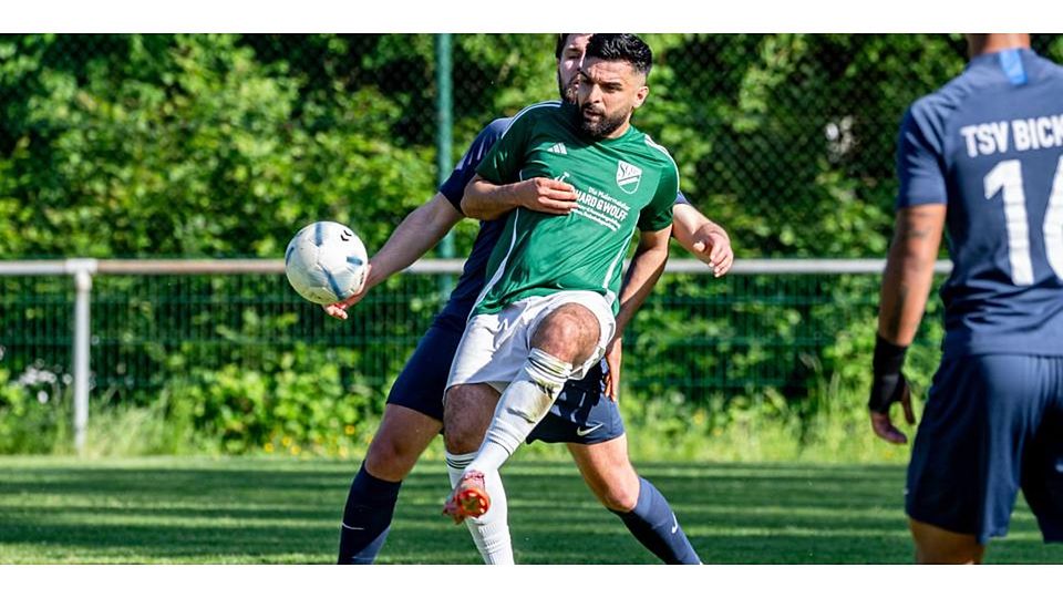 Dass Deniz Günes (vorne) nach wie vor ein Meister der ruhenden Bälle ist, beweist der Routinier der SG Oberbiel auch beim 3:0-Heimsieg im Freitagsabendspiel der Fußball-A-Liga Wetzlar gegen den Mit-Absteiger SG Ehringshausen/Dillheim. (Archivbild) © Jenniver Röczey