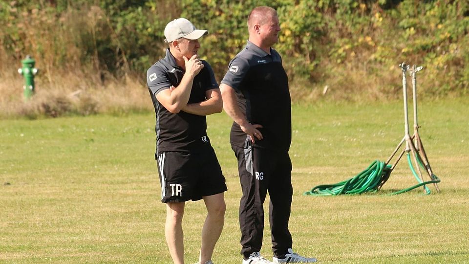 Für Burwegs Trainer Franz Olenberger (links) ging es gegen seinen alten Verein. Rechts Torwarttrainer Ralf Grosser.
