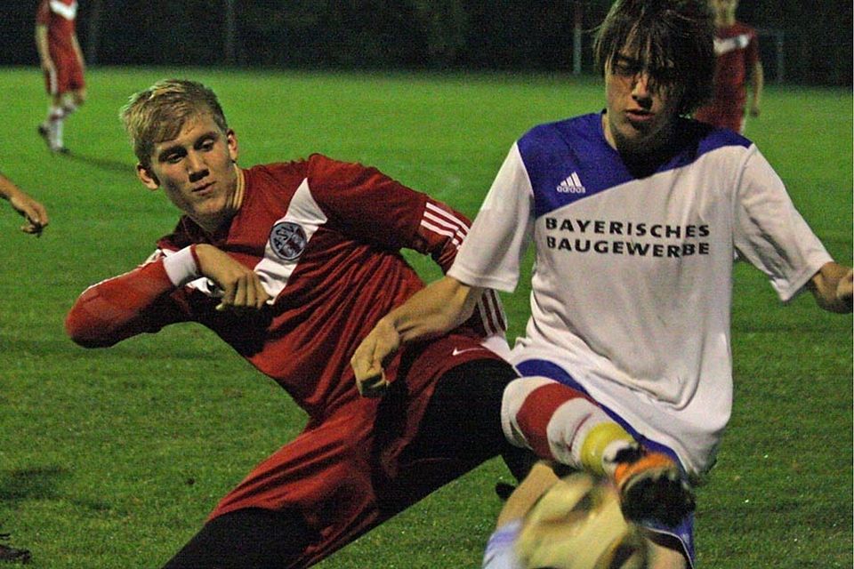 Matthias Mühlbauer (l.) machte ein gutes Spiel für den ASV Cham. Foto: Groit Matthias Mühlbauer (l.) machte ein gutes Spiel für den ASV Cham. Foto: Groit