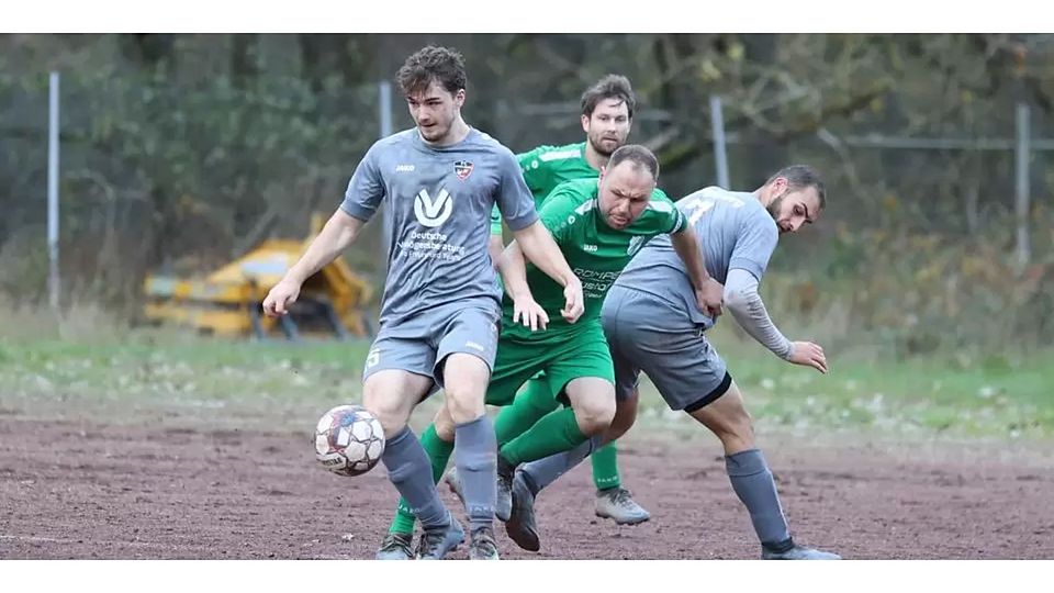 Der FC Angelburg und Finn Luca Debus (links) setzen sich am Samstag 3:2 gegen den TuSpo Breidenstein und Thilo Ramerth durch. © Jens Schmidt