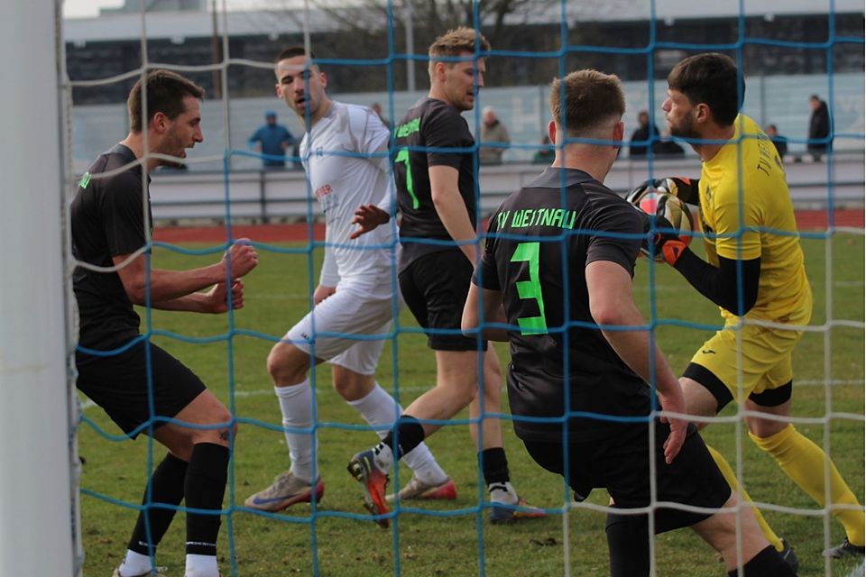 Der Weitnauer Torwart Thomas Vogel fing auch diesen Kopfball von Filip Marjanovic.