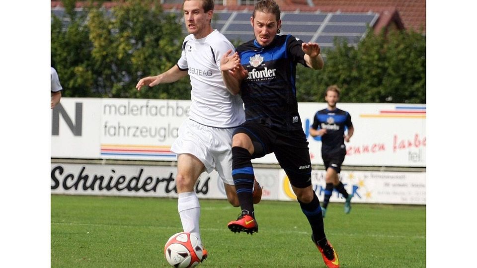 Nicht nah genug: Marco Rüskaup (l.) und der Delbrücker SC ließen gegen den SC Herford zu viele Dinge vermissen. FOTO: KUNKA