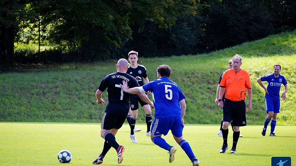 Nicht zu stoppen war der ballführende Weinsheimer Steven Thiel (#7), der gleich doppelt aus der Distanz einnetzte.