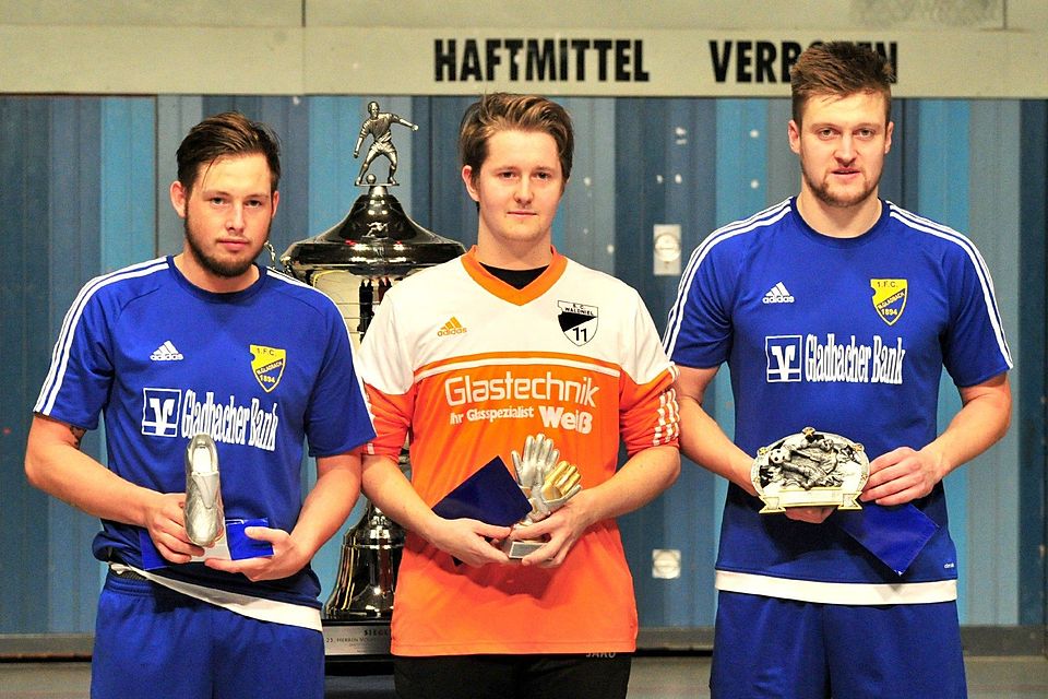 Dennis Richter (links) und Pascal Schmitz (rechts), dazwischen Waldniels Philipp Küppers als bester Torhüter des Turniers. Foto: Daniel Jungblut