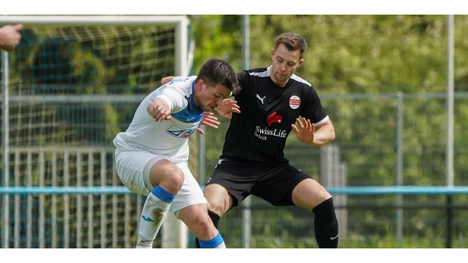 Sorgt für den Last-Minute-Ausgleich: Marvin Neuweger vom Fußball-A-Ligisten VfB Aßlar, hier links im Bild. © Isabel Althof