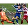 Wommelshausen/Dernbachs Fabian Staus (M.) kommt zu spät. Hartenrods Torwart Janne Matti Pfeiffer und Jonathan Gräb klären mit vereinten Kräften. 2:2 geht das Duell in der Fußball-Kreisliga A Biedenkopf aus. © Lars Hinter