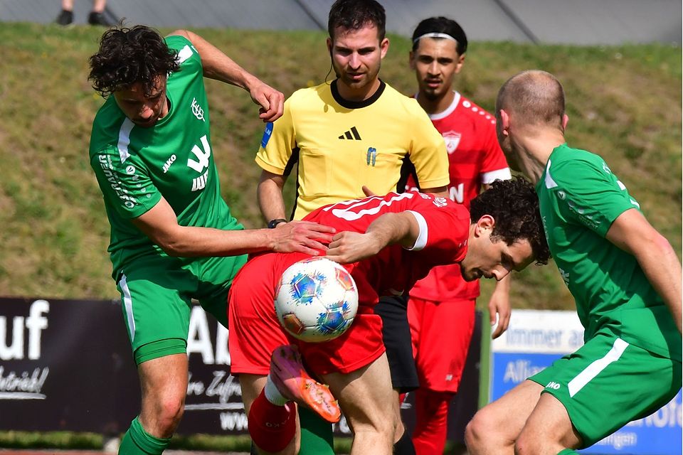 Türkspors Luca Kerber (Mitte) probiert es mit der Hacke. Letztlich hatten die Augsburger aber keine Chance, Felix Hafner (links) setzte sich mit dem FC Gundelfingen deutlich durch.