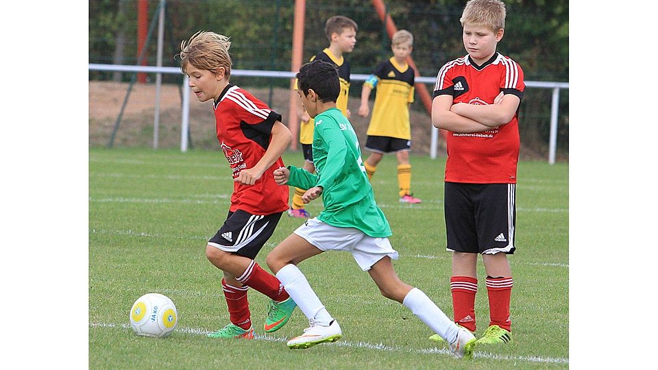 Duell der E 1 der SG Gensingen/Grolsheim mit Zeilsheim: Tom Preiß (links) entwischt Gegenspieler Hatim Labrazi.