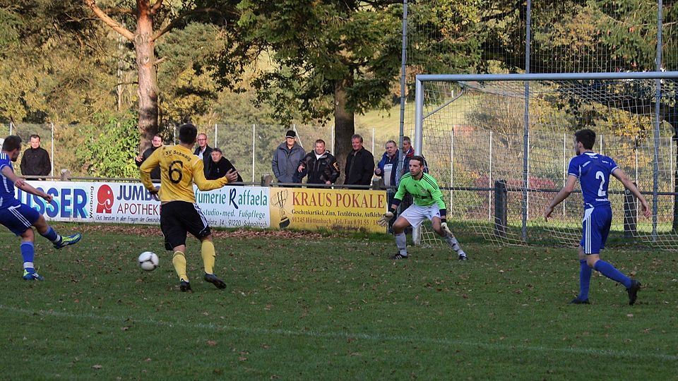 Hüttenbach (blau, hier beim 3:2-Sieg gegen Schwaig) hat mit dem Baiersdorfer SV den Spitzenreiter zu Gast. F: Markus Langhans