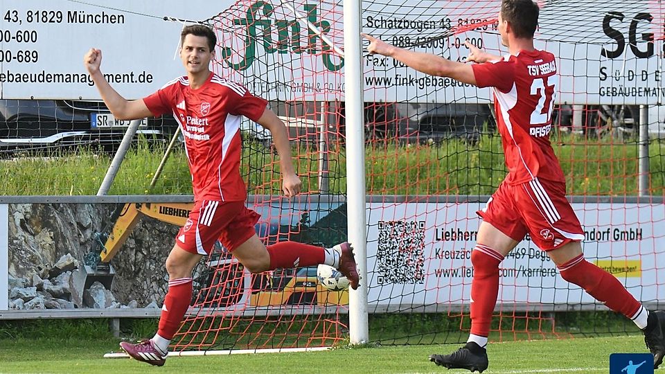 Doppeltorschütze Kilian Schwarzmüller (links) und Vorlagengeber Patryk Richert bejubeln den späten Siegtreffer.